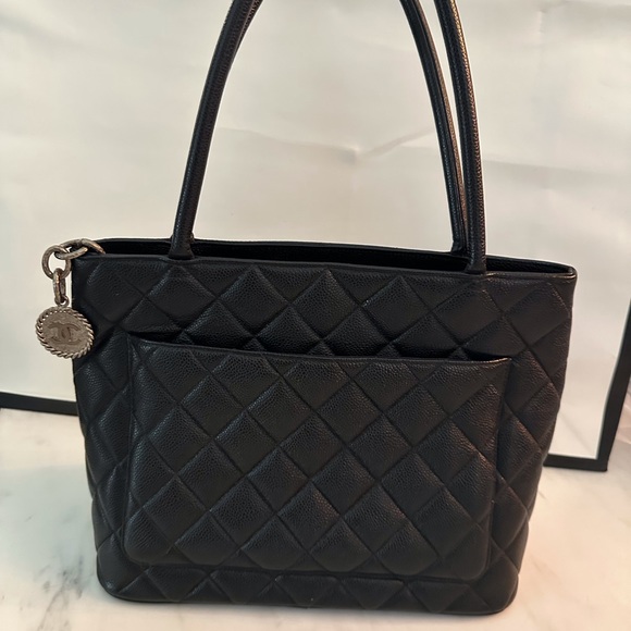CHANEL Medallion Shoulder Bag Medium Black Leather Caviar Tote Quilted - Picture 12 of 14